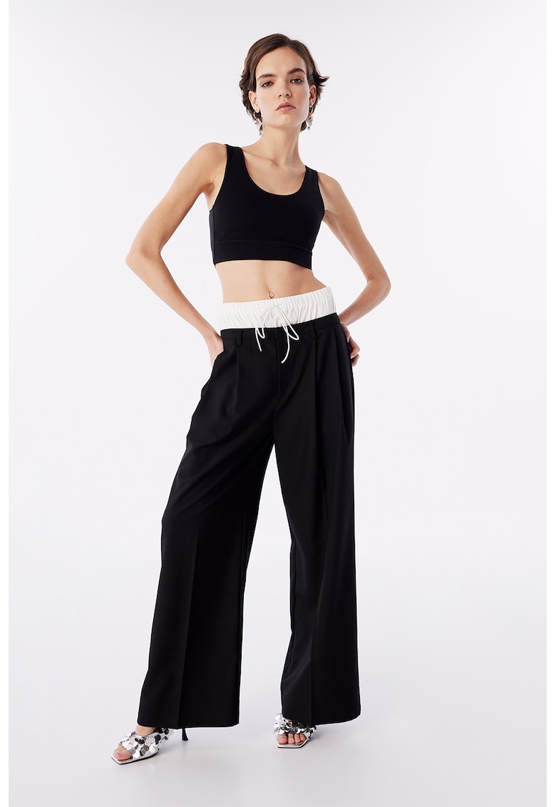 Pantaloni cu croiala ampla si pensa - Negru