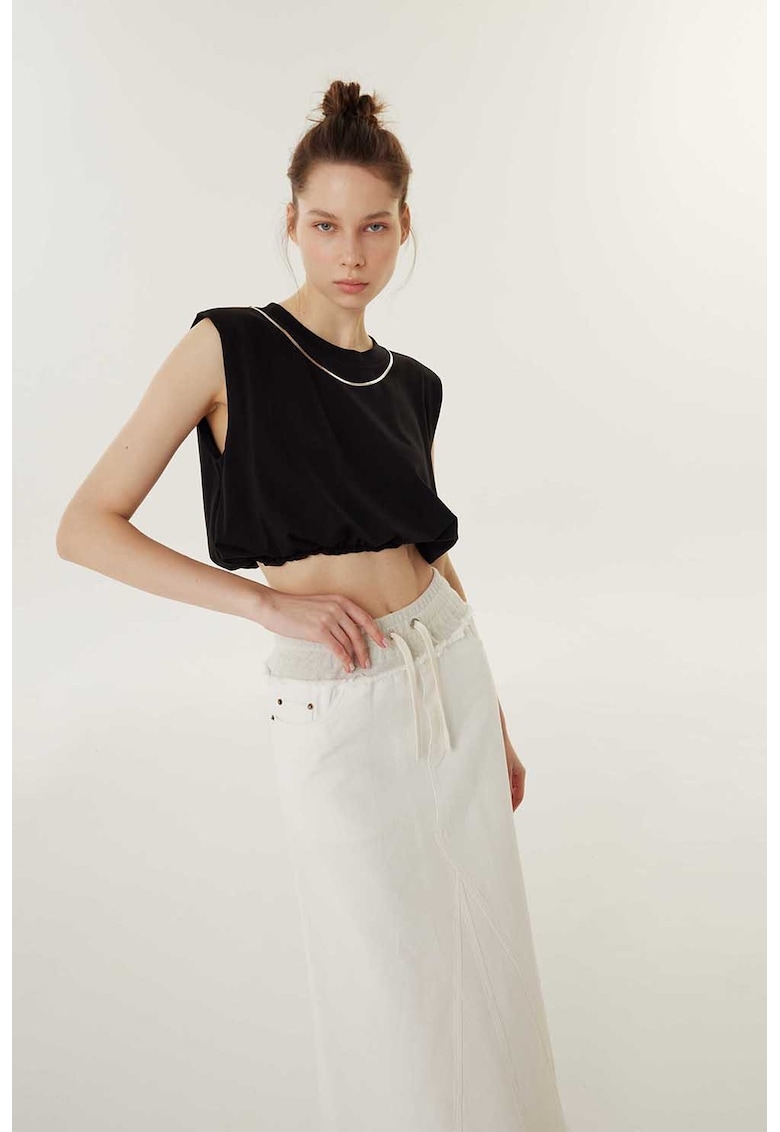 Top crop cu detaliu de lant