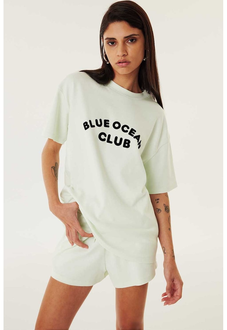 Tricou cu decolteu la baza gatului si imprimeu text