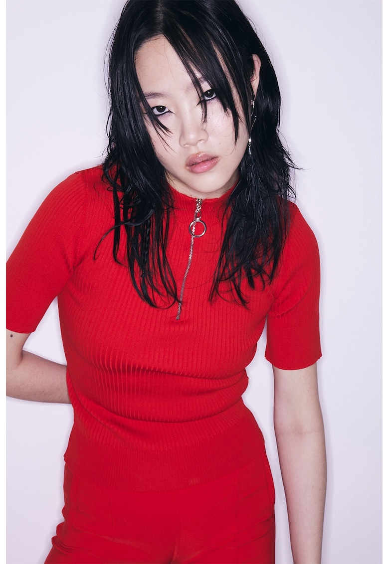 Pulover cu maneci scurte si decolteu la baza gatului