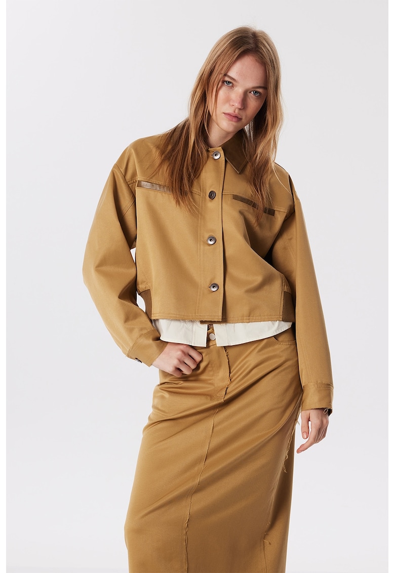 Jacheta crop cu guler ascutit