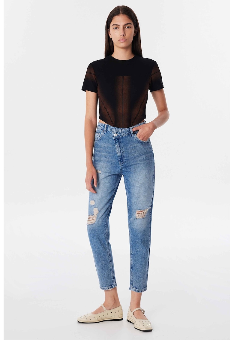 Blugi crop cu decupaje