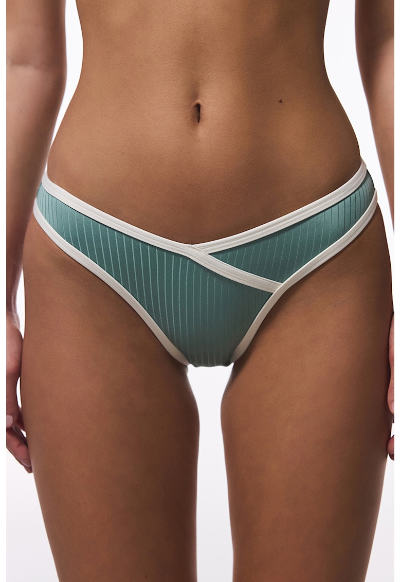 Slip cu detalii contrastante