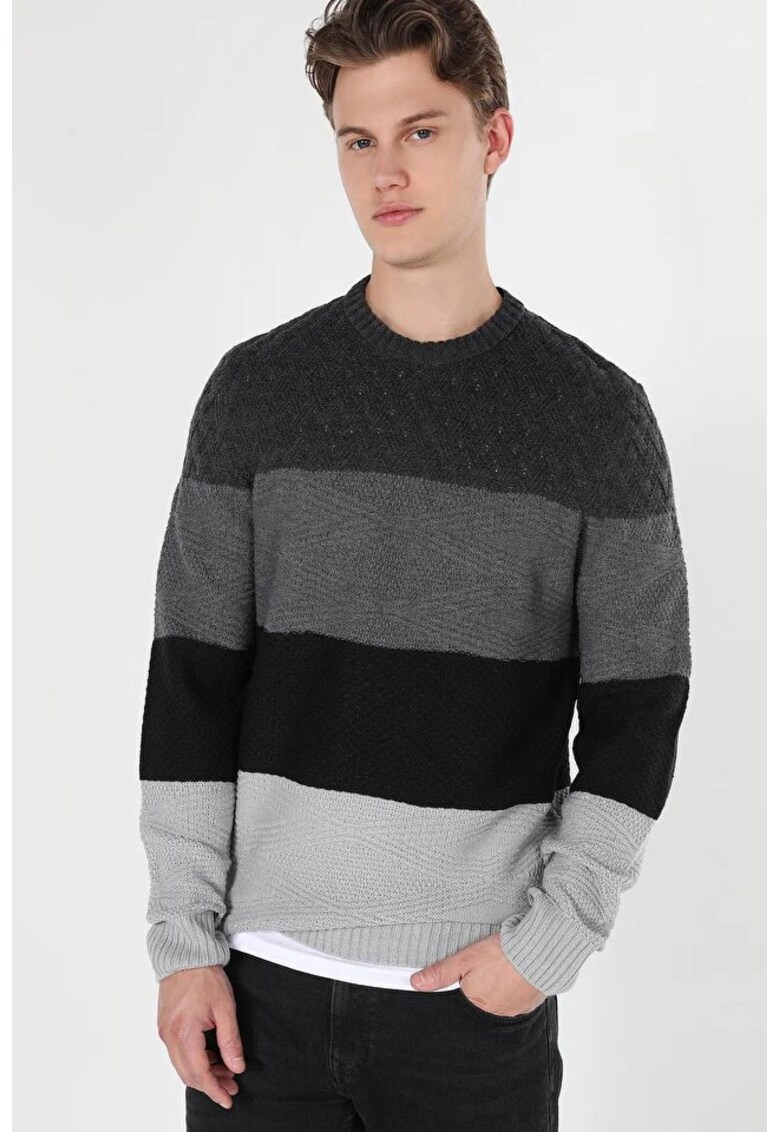 Pulover cu decolteu la baza gatului si model in dungi - Multicolor