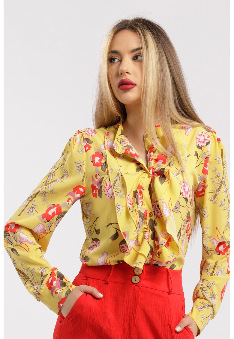 Camasa cu aplicatii cu volane si model