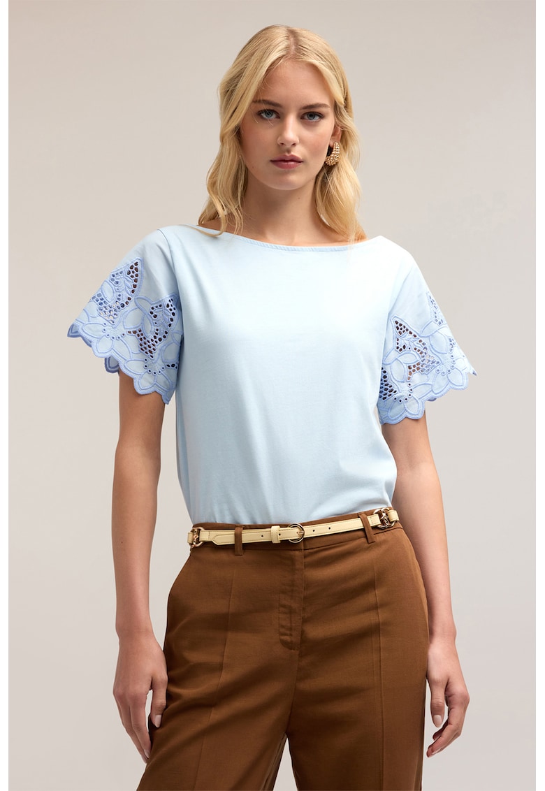 Tricou cu decolteu barcuta si maneci perforate