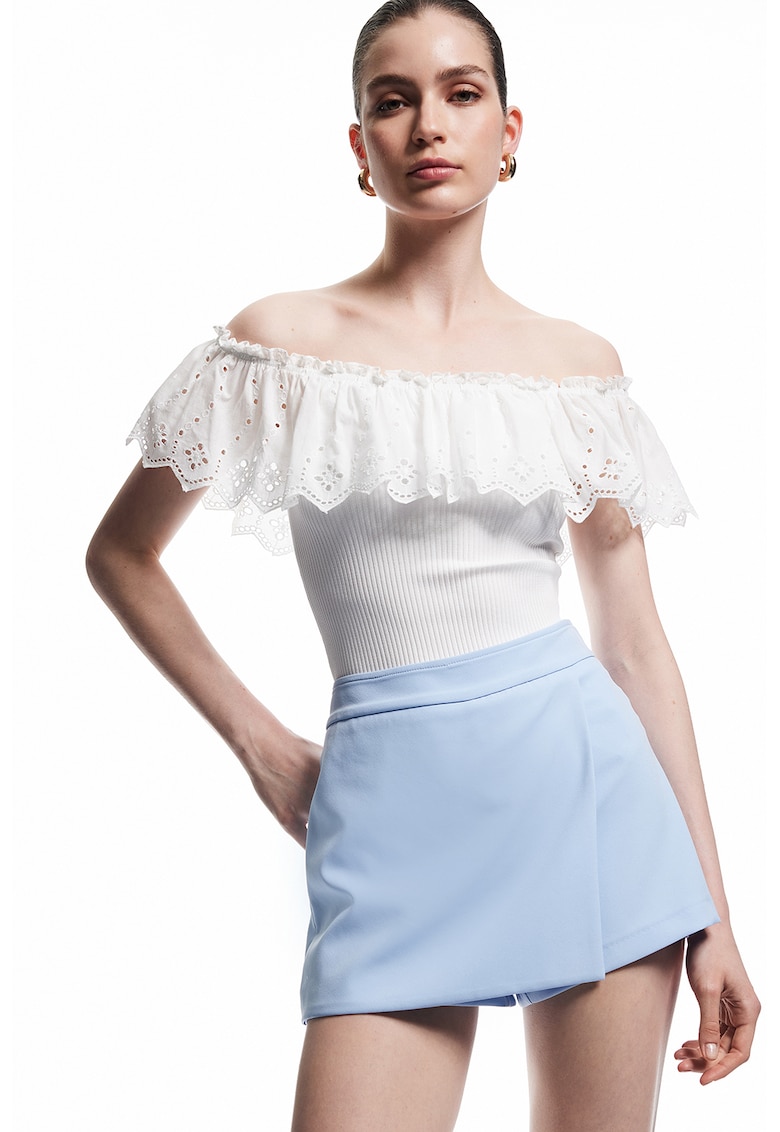 Top uni cu decolteu pe umeri