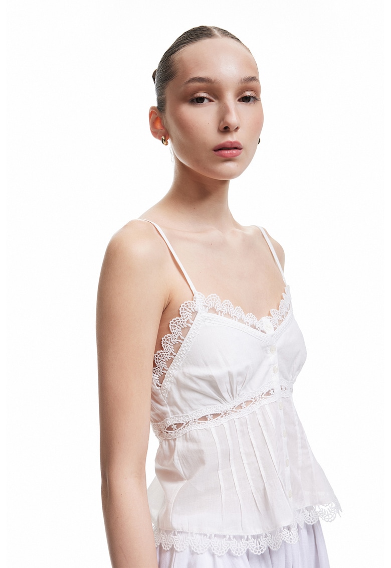 Top cu insertii din dantela