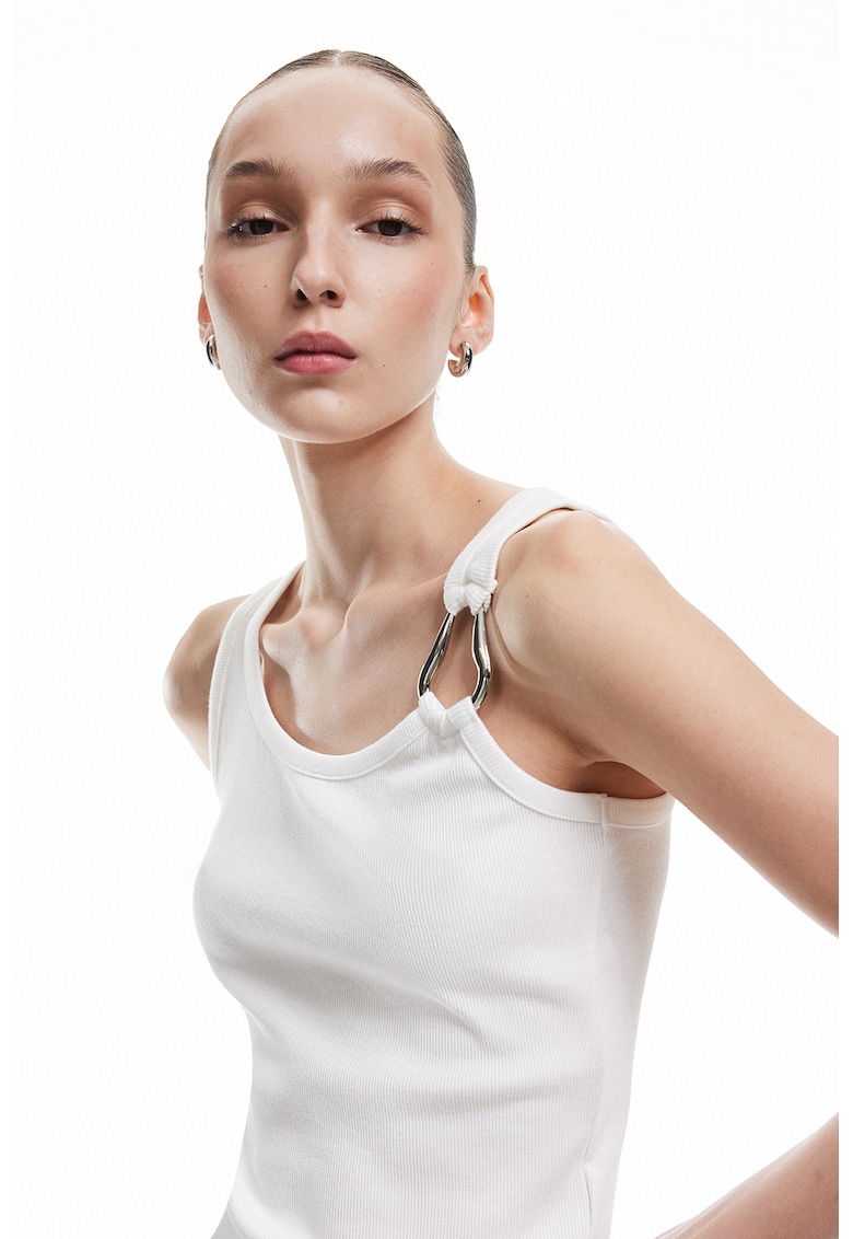 Top cu detaliu metalic