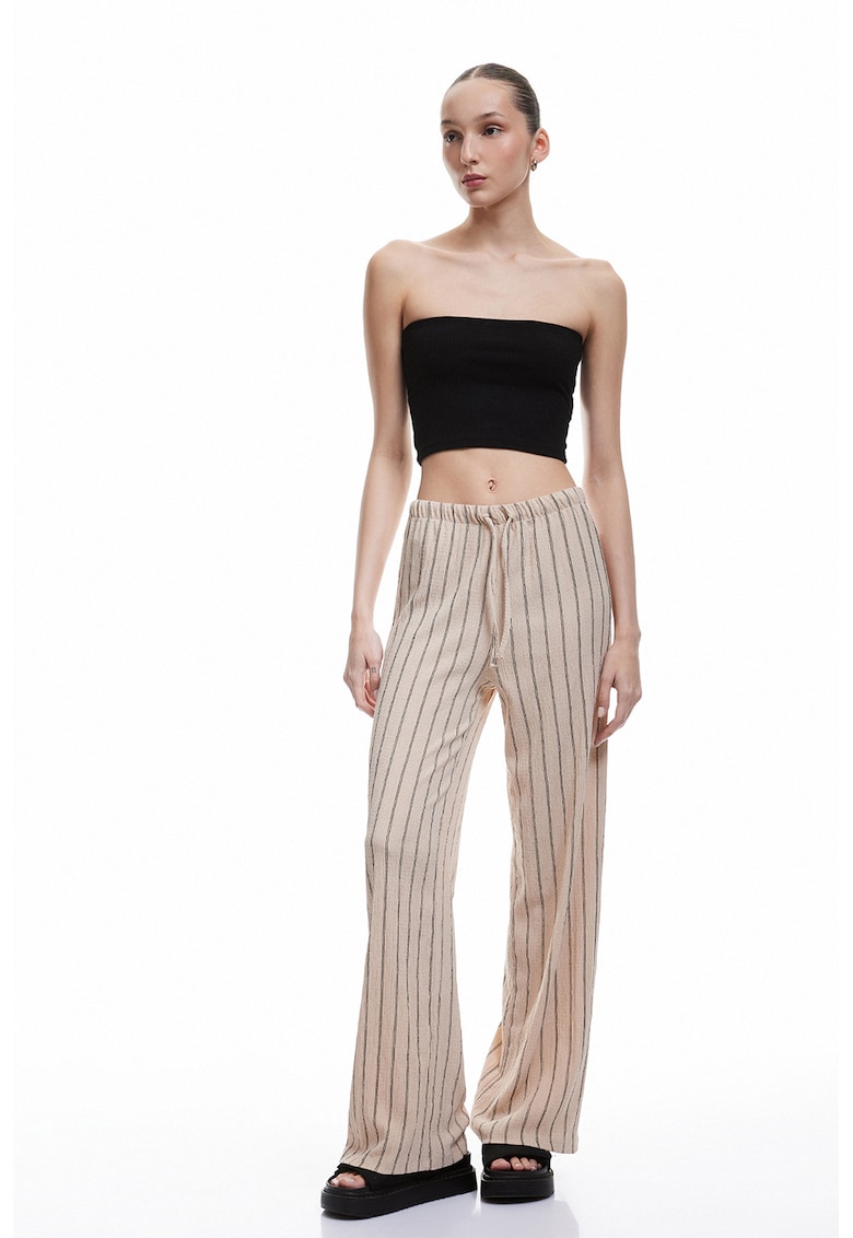 Pantaloni cu croiala ampla si model in dungi