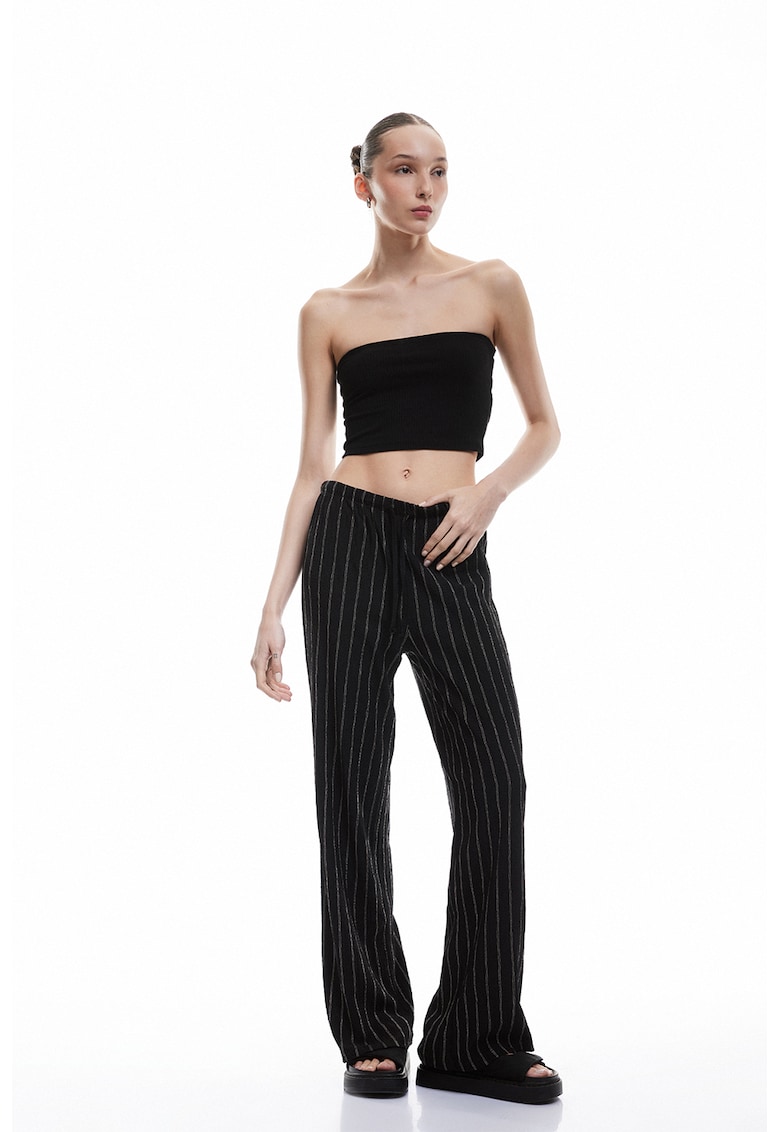 Pantaloni cu croiala ampla si model in dungi