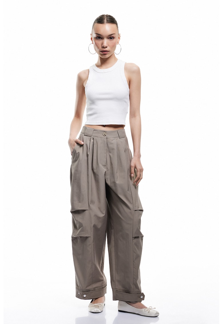 Pantaloni cu croiala ampla si pliuri frontale