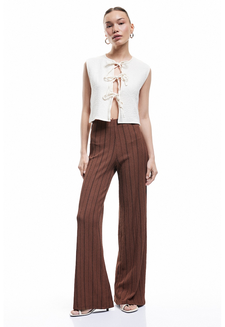 Pantaloni cu croiala ampla si model in dungi