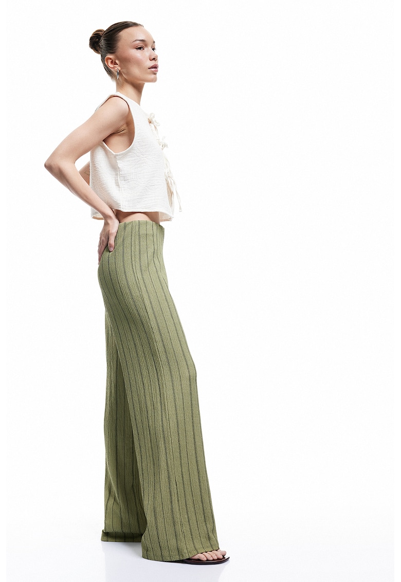 Pantaloni cu croiala ampla si model in dungi