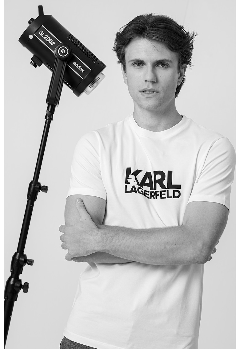 Tricou cu decolteu la baza gatului si imprimeu logo Tricou cu decolteu la baza gatului si imprimeu logo