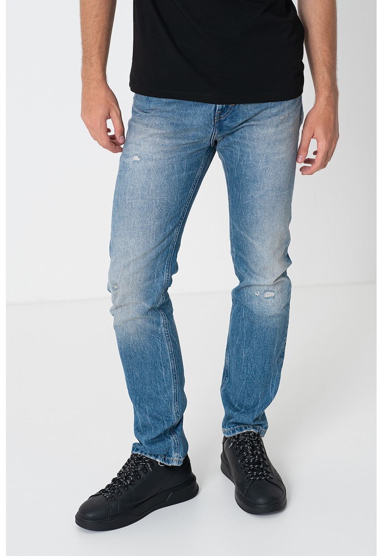 Blugi cu aspect deteriorat si talie medie