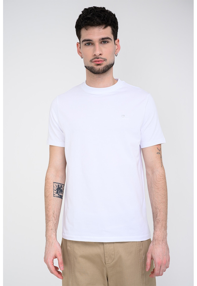 Tricou cu decolteu la baza gatului si detaliu cu logo metalic - Alb