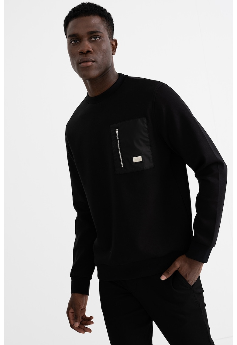 Bluza de trening cu buzunar pe piept si decolteu la baza gatului