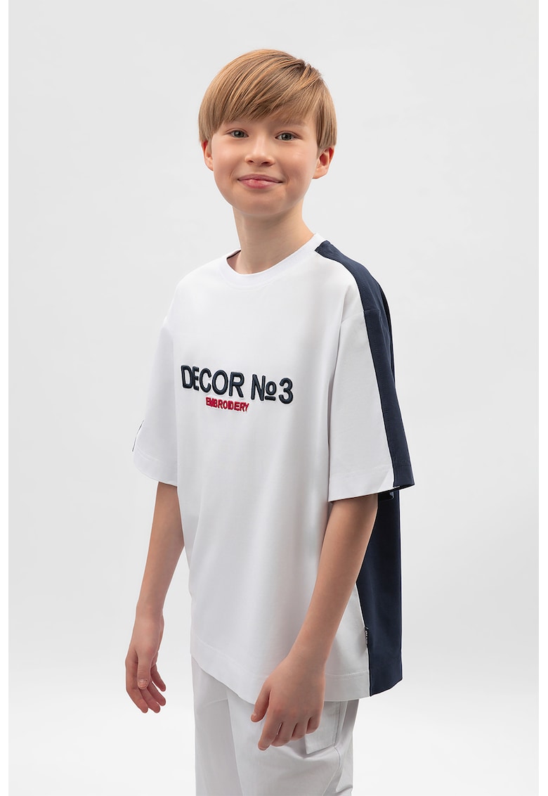 Tricou cu model colorblock si broderie text