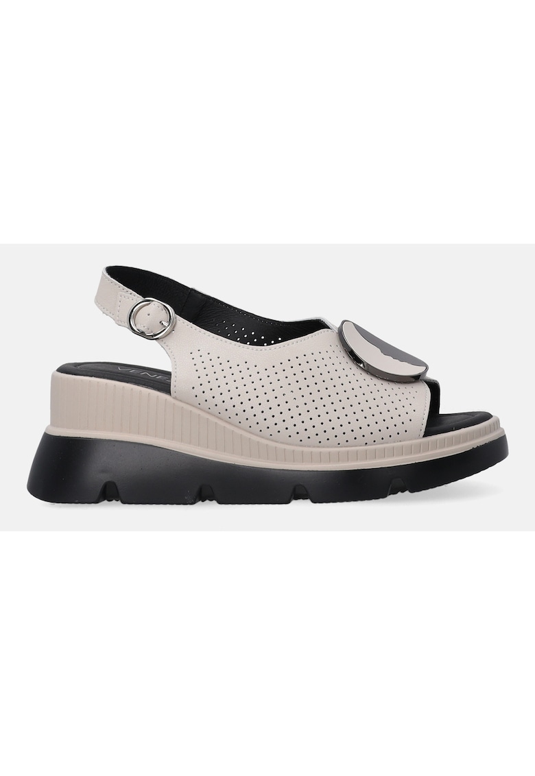 Sandale cu platforma si aspect perforat