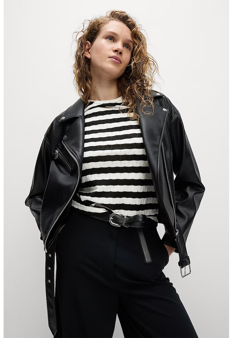 Tricou cu decolteu la baza gatului si model in dungi