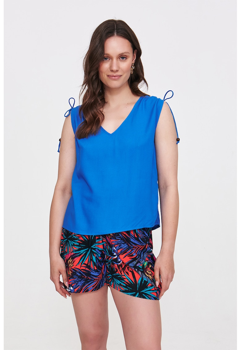 Top cu decolteu in V si funda