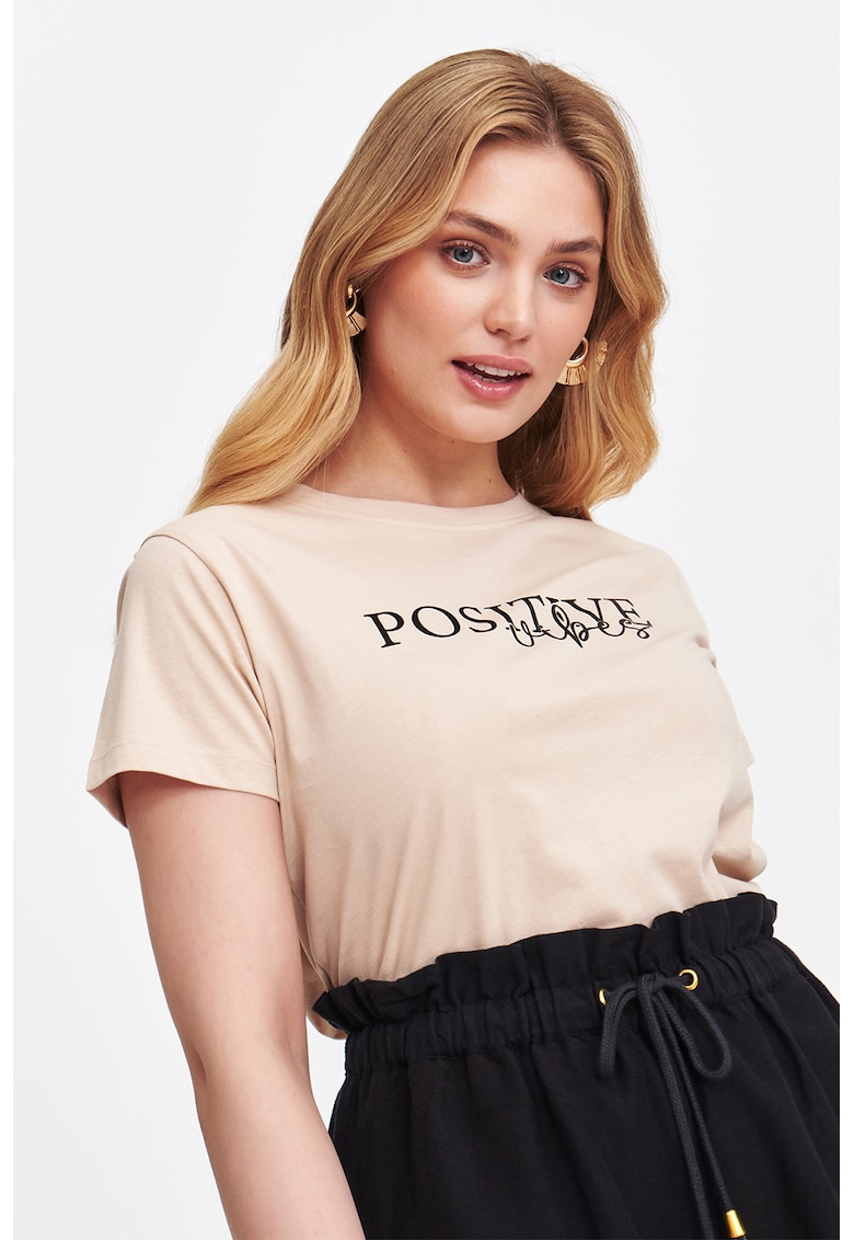 Tricou cu imprimeu text si decolteu la baza gatului