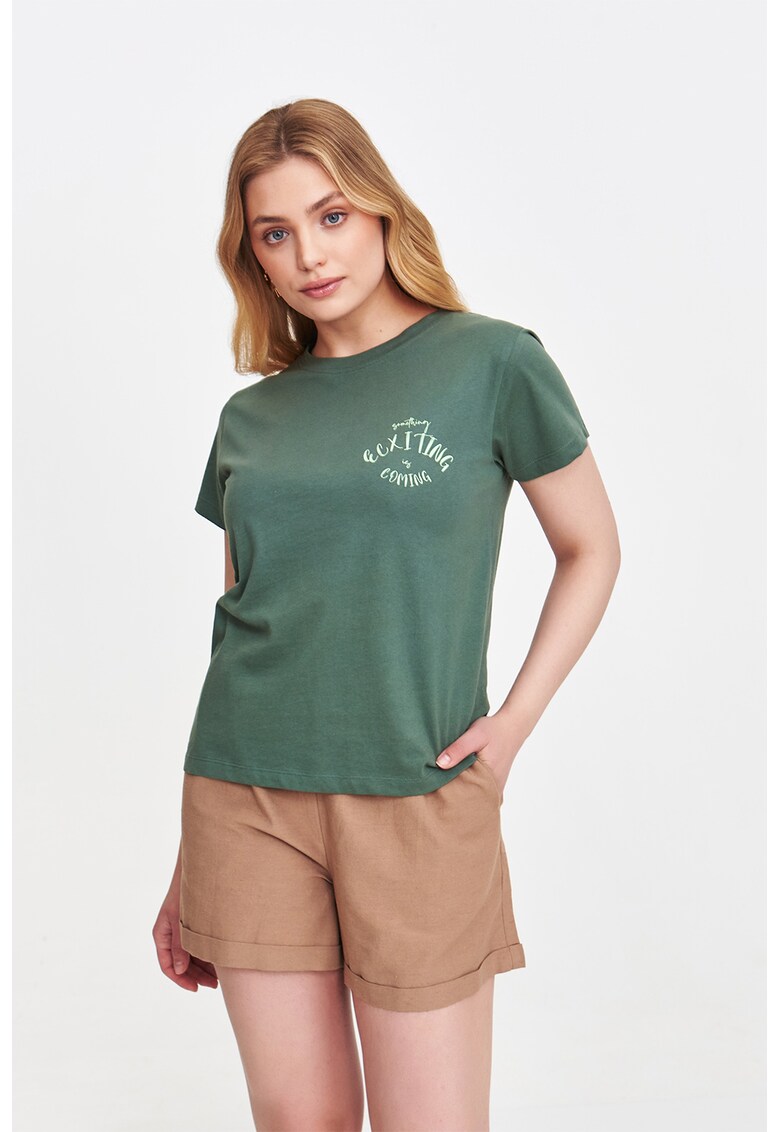 Tricou cu decolteu la baza gatului si detaliu text - Verde feriga