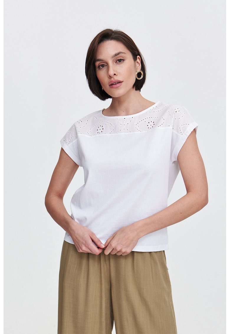 Tricou cu garnitura cu broderie