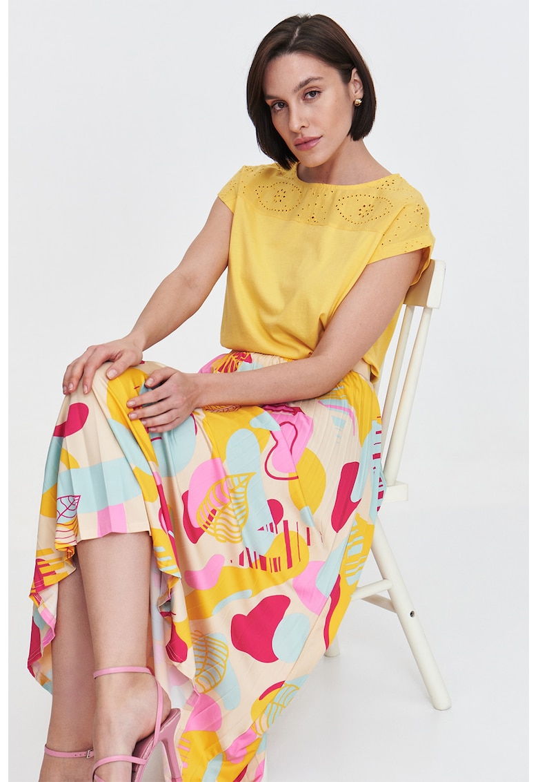 Tricou cu garnitura cu broderie