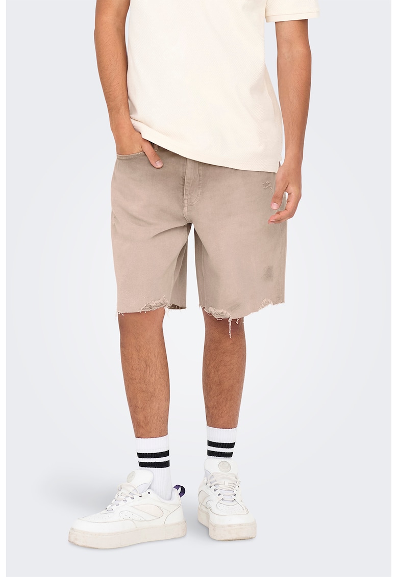 Blugi scurti cu aspect deteriorat