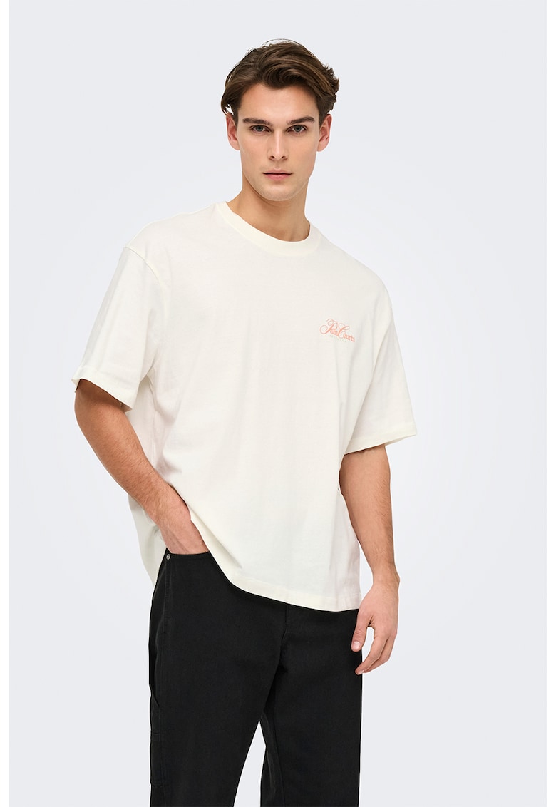 Tricou lejer cu imprimeu grafic si model text pe partea din spate