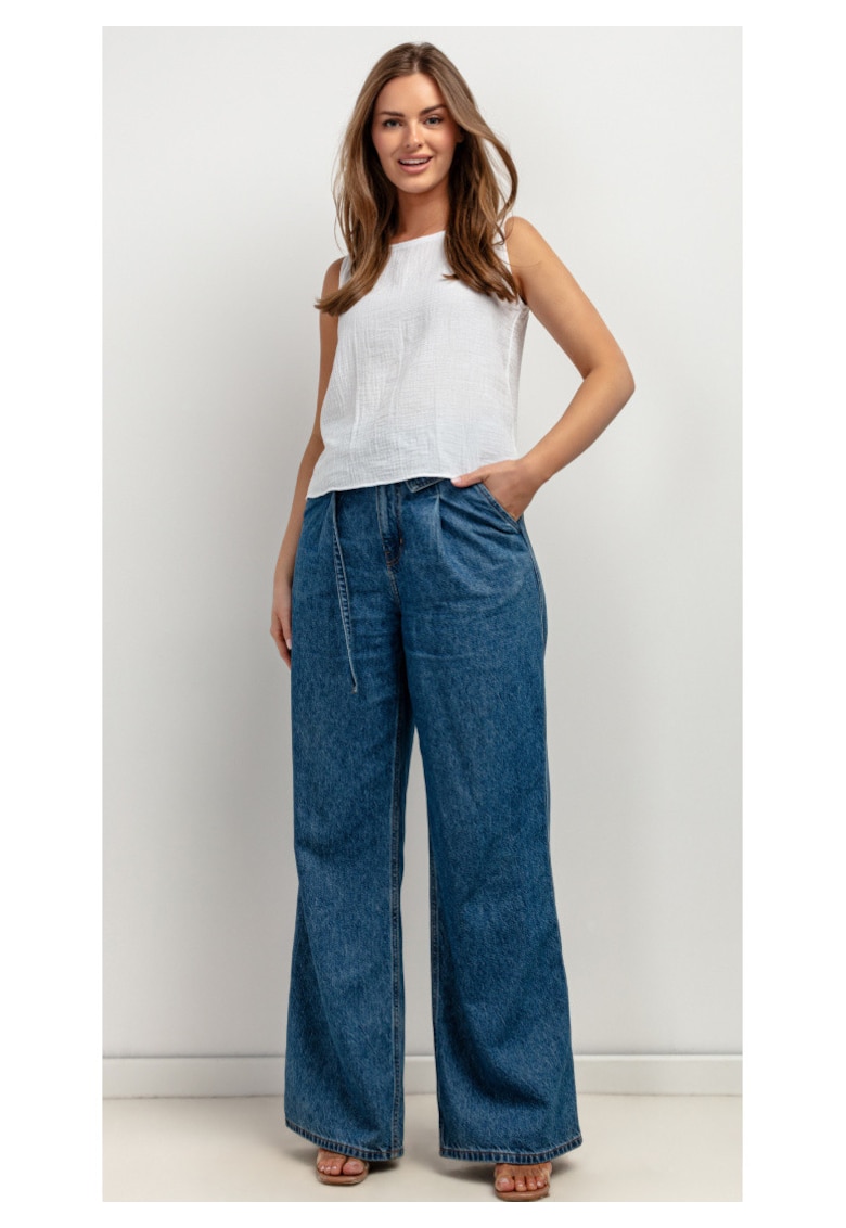 Top texturat cu decolteu barcuta