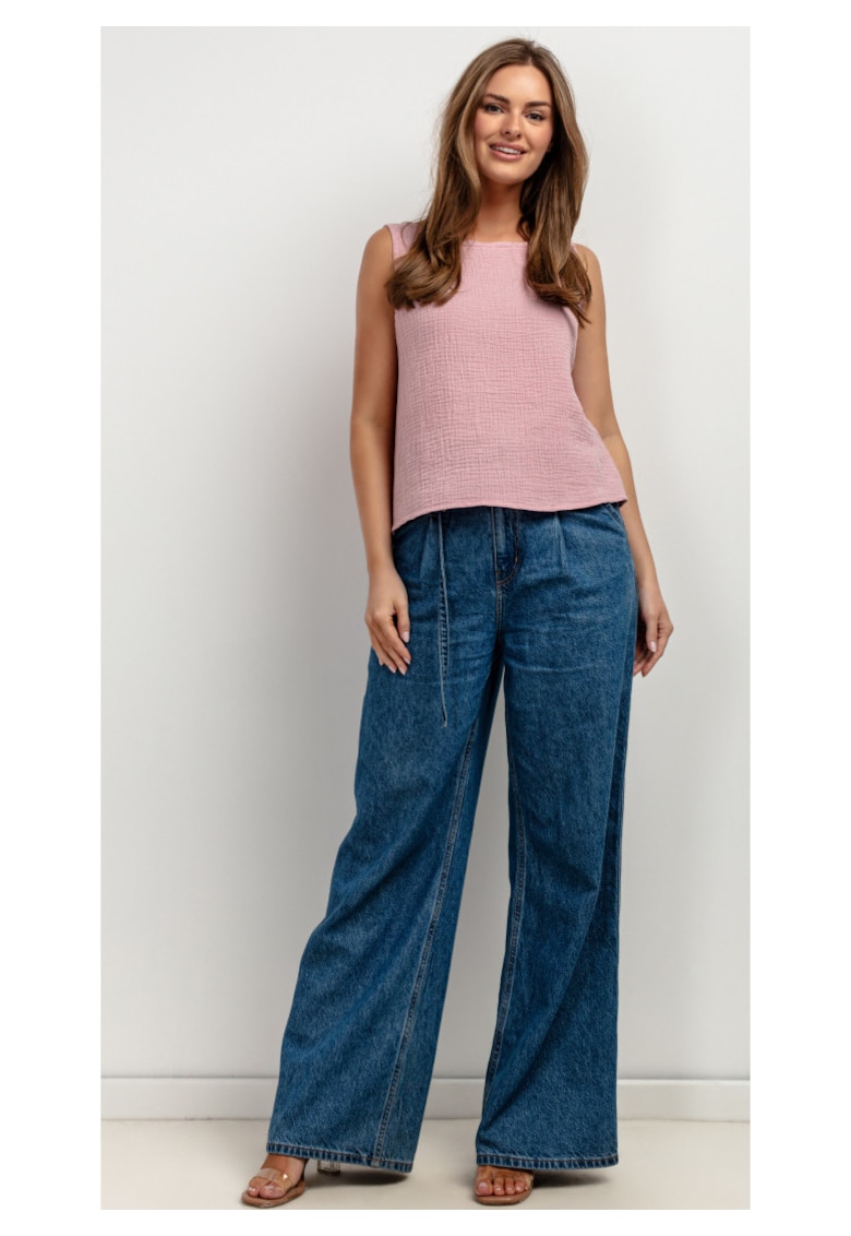 Top cu decolteu barcuta si aspect texturat