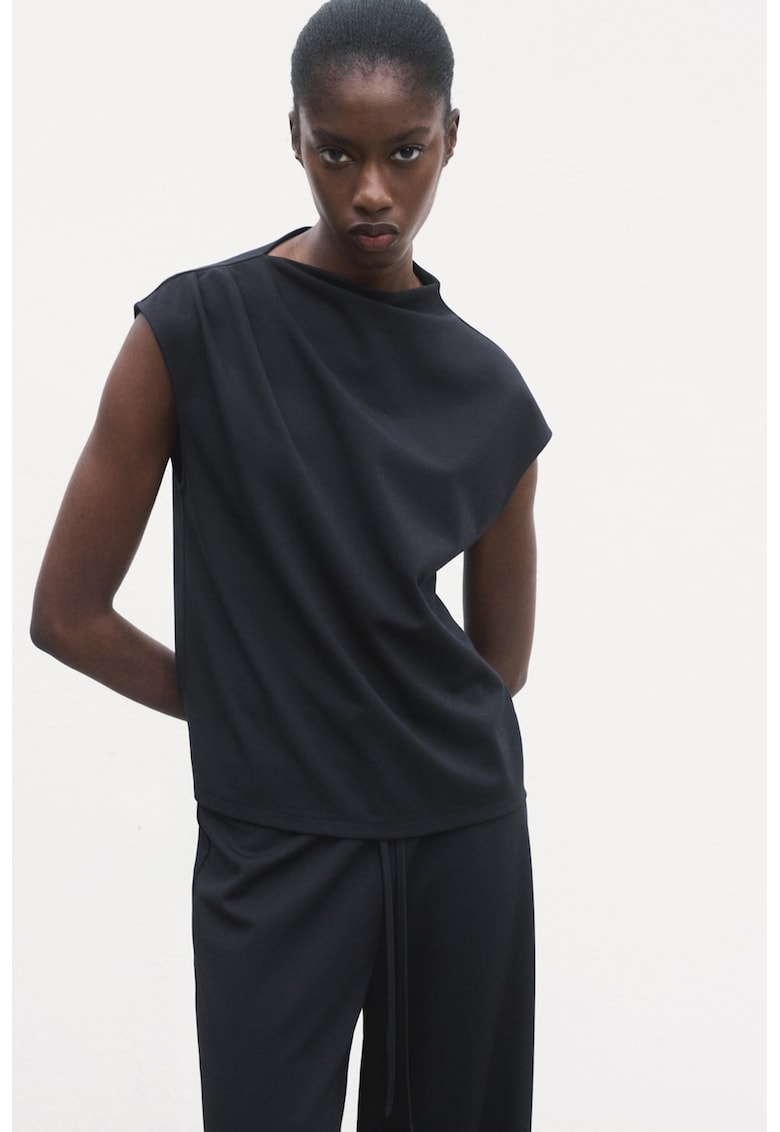 Tricou lejer cu decolteu la baza gatului - Negru