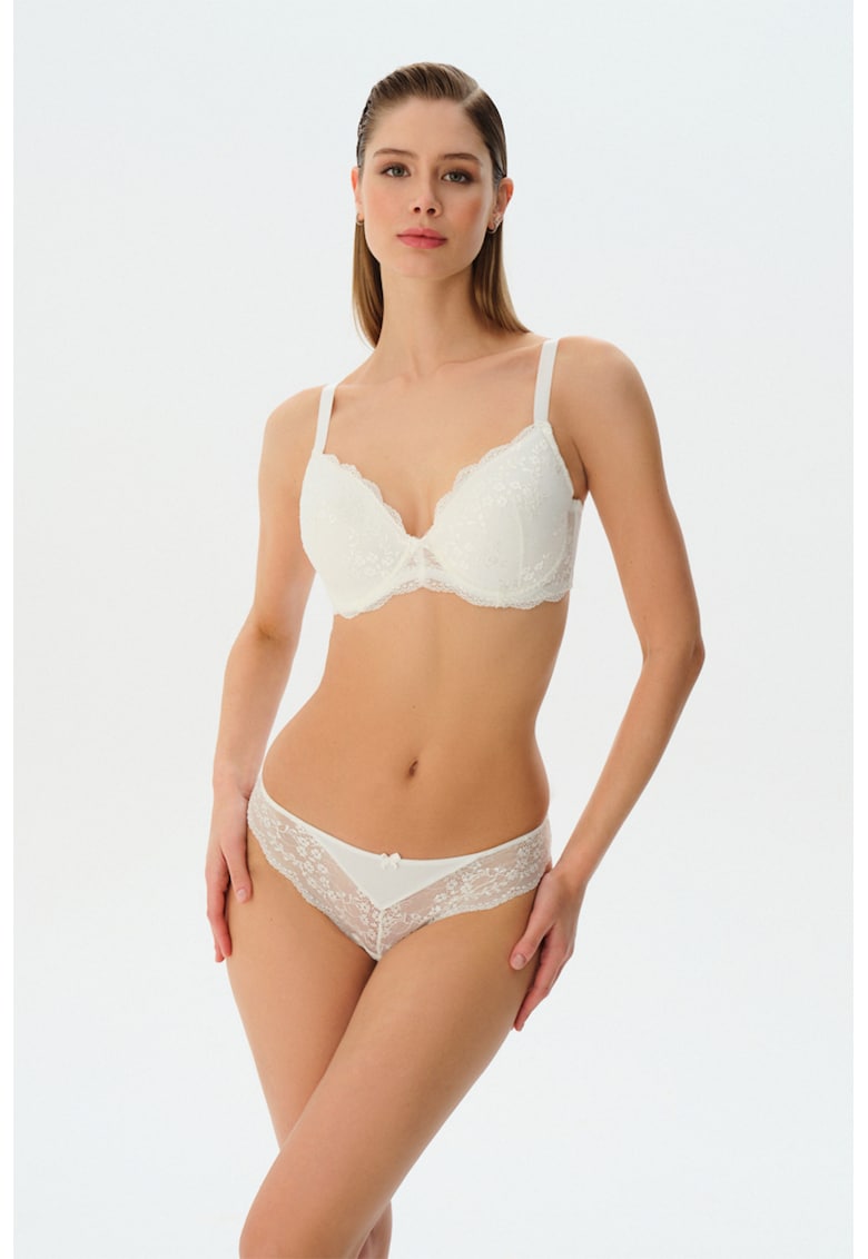 Chiloti cu garnitura din dantela pe partea din fata - Alb