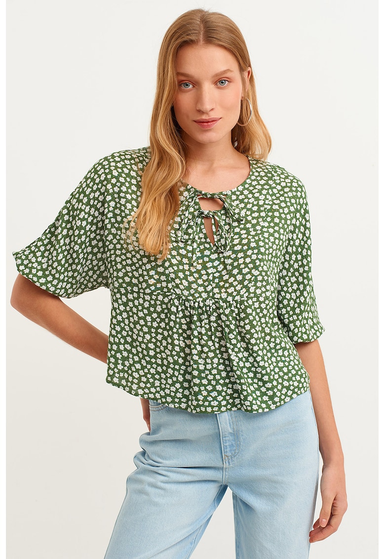 Bluza cu model floral si maneci medii