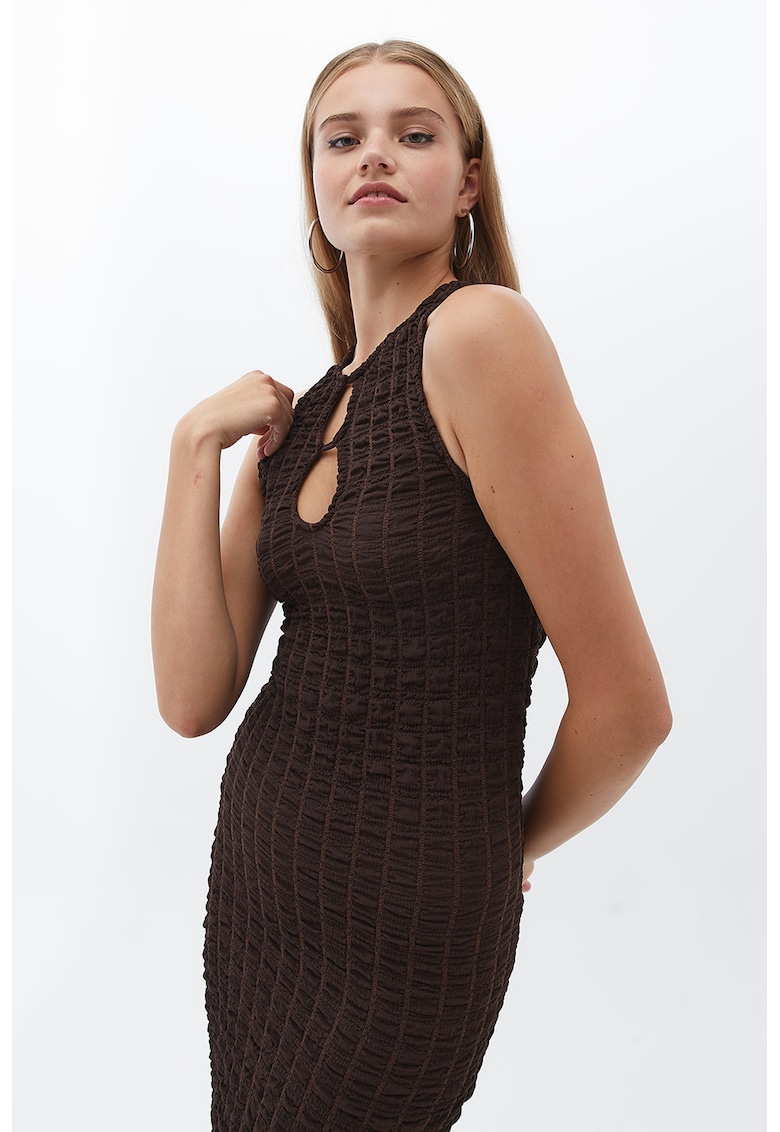 Rochie midi cambrata cu aspect texturat si decupaje