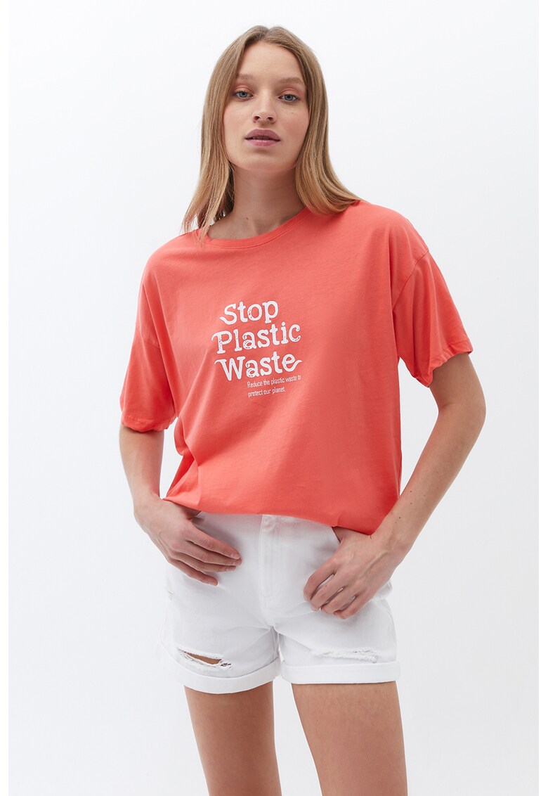 Tricou cu imprimeu text si decolteu la baza gatului - Coral