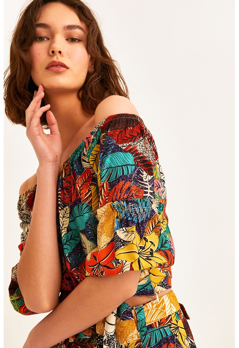 Bluza cu model si decolteu pe umeri