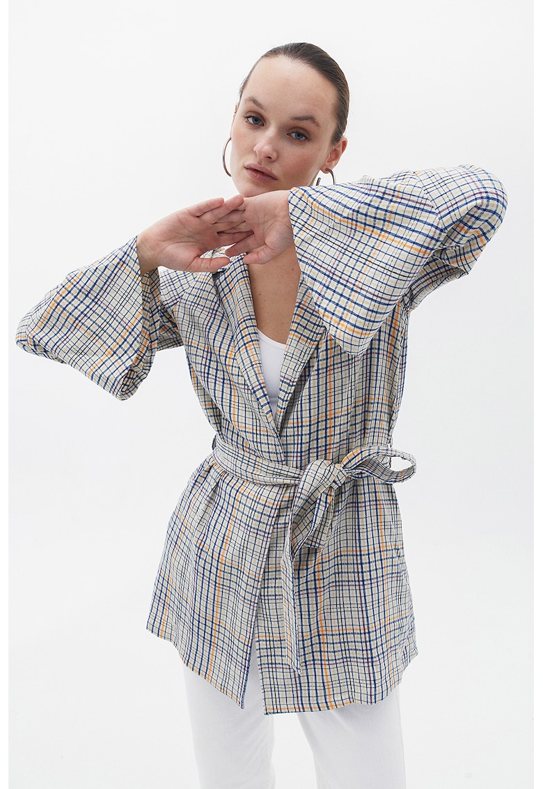 Sacou cu cordon in talie si model in carouri Sacou cu cordon in talie si model in carouri