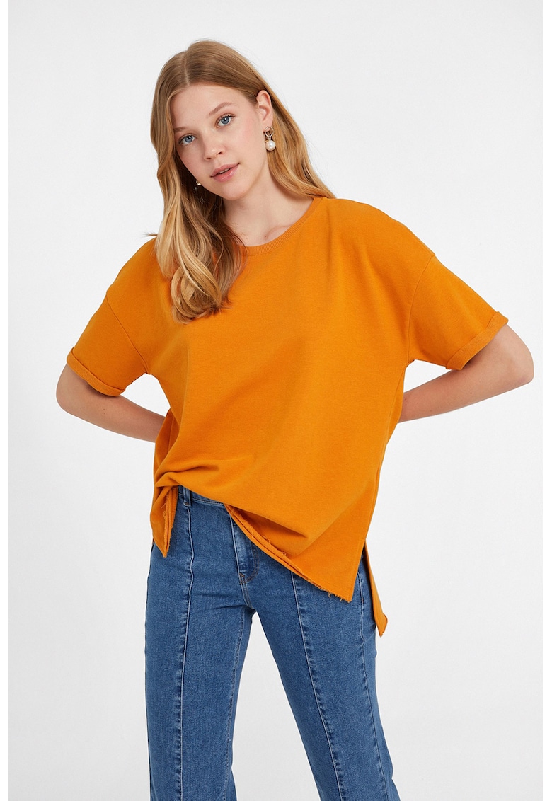 Tricou lejer cu terminatie asimetrica