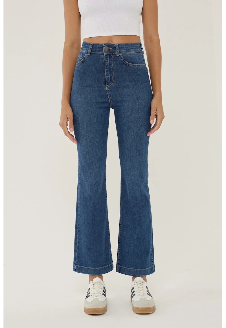Blugi evazati pentru femei