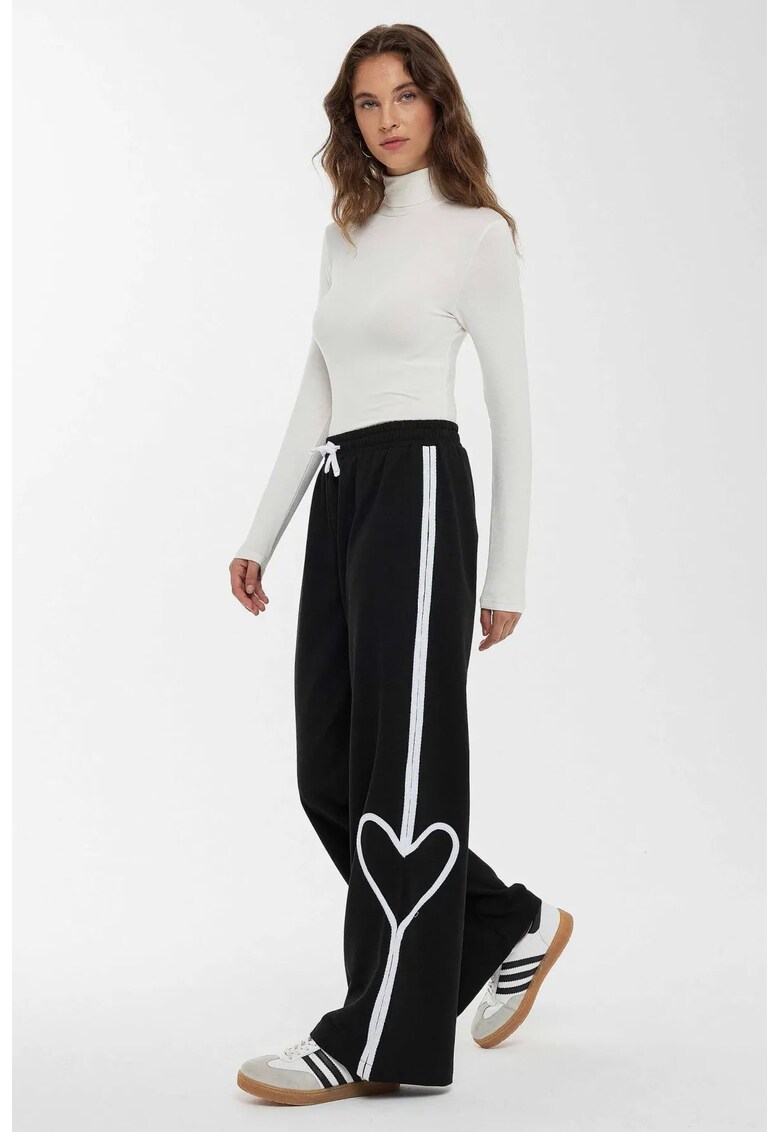 Pantaloni de trening cu detaliu inima imprimat
