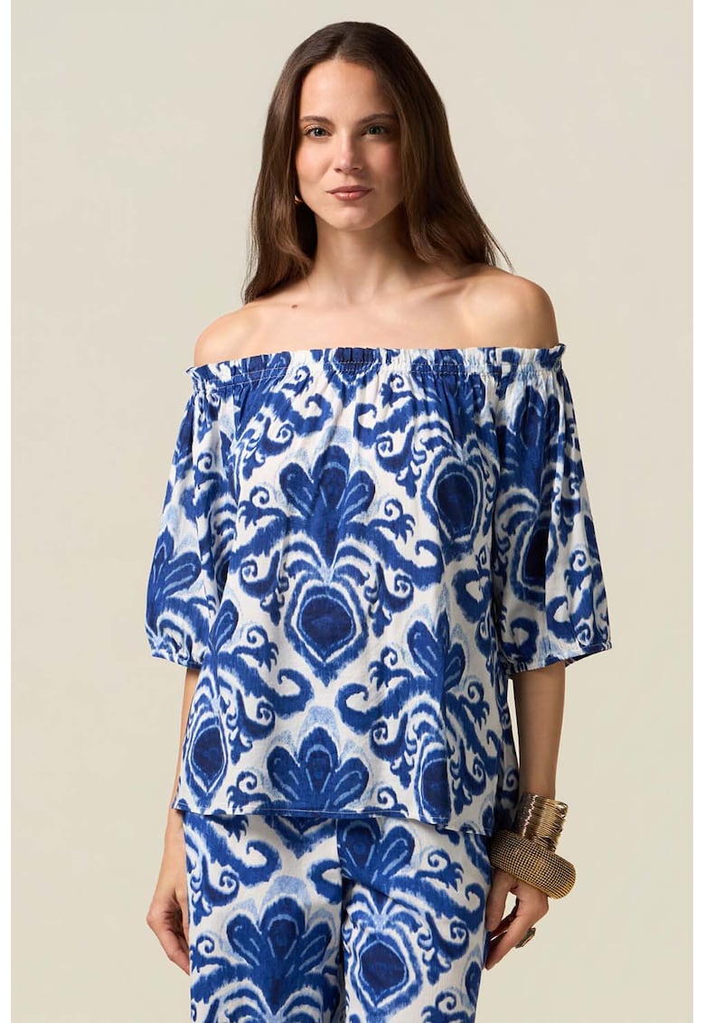 Bluza cu model si decolteu pe umeri