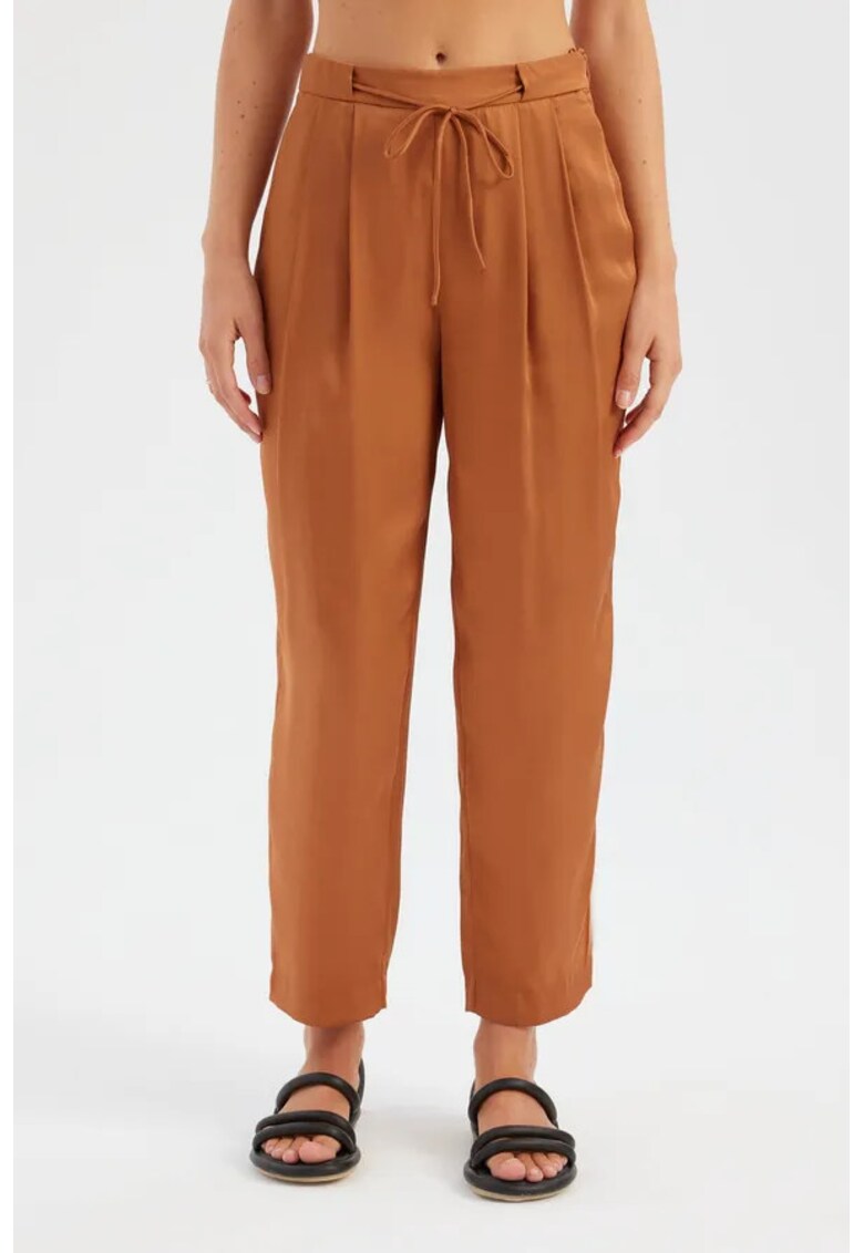 Pantaloni dama plisati - talie inalta - croiala tip morcov - maro - textil