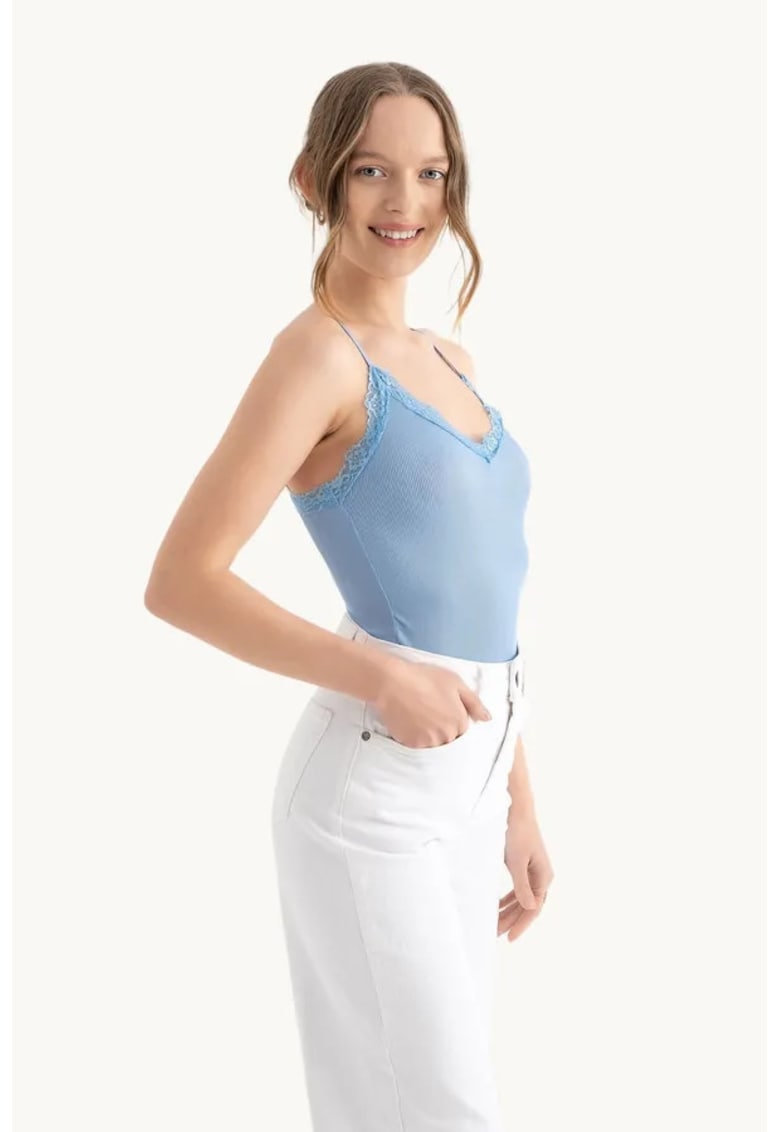 Maiou scurt cu decolteu în V și dantelă