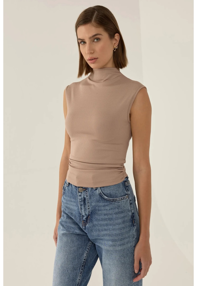 Top scurt cu guler înalt și detaliu drapat