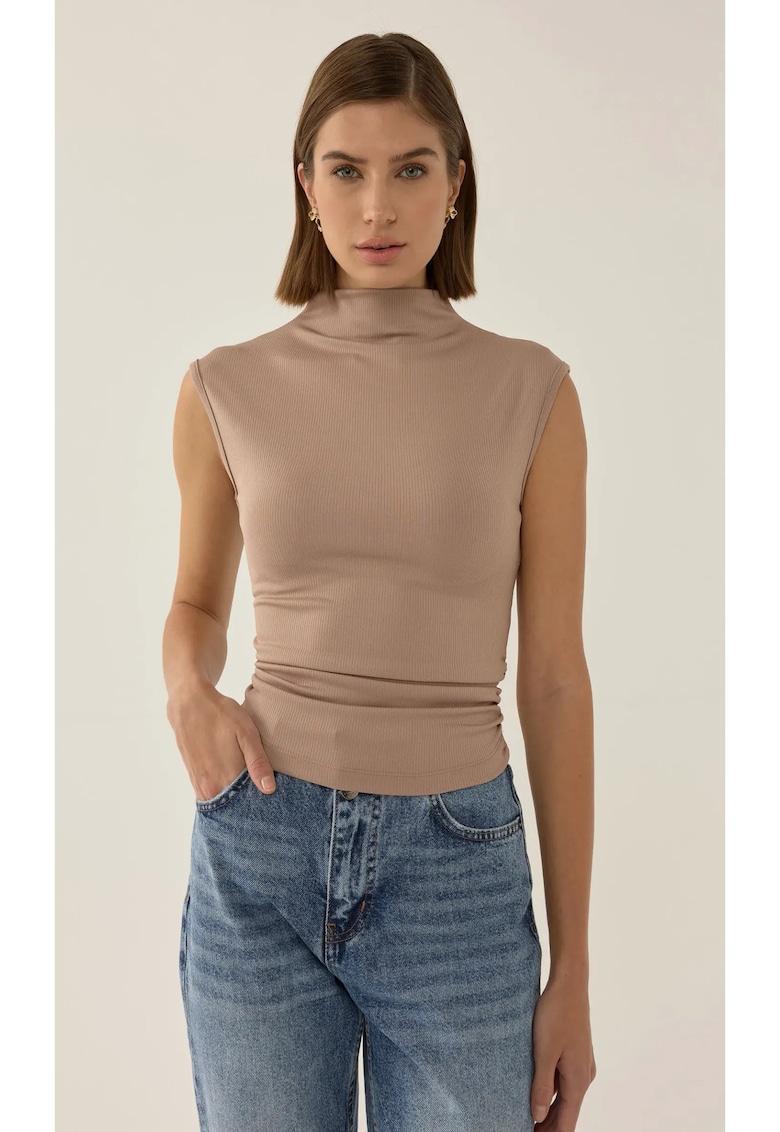 Top scurt cu guler înalt și detaliu drapat