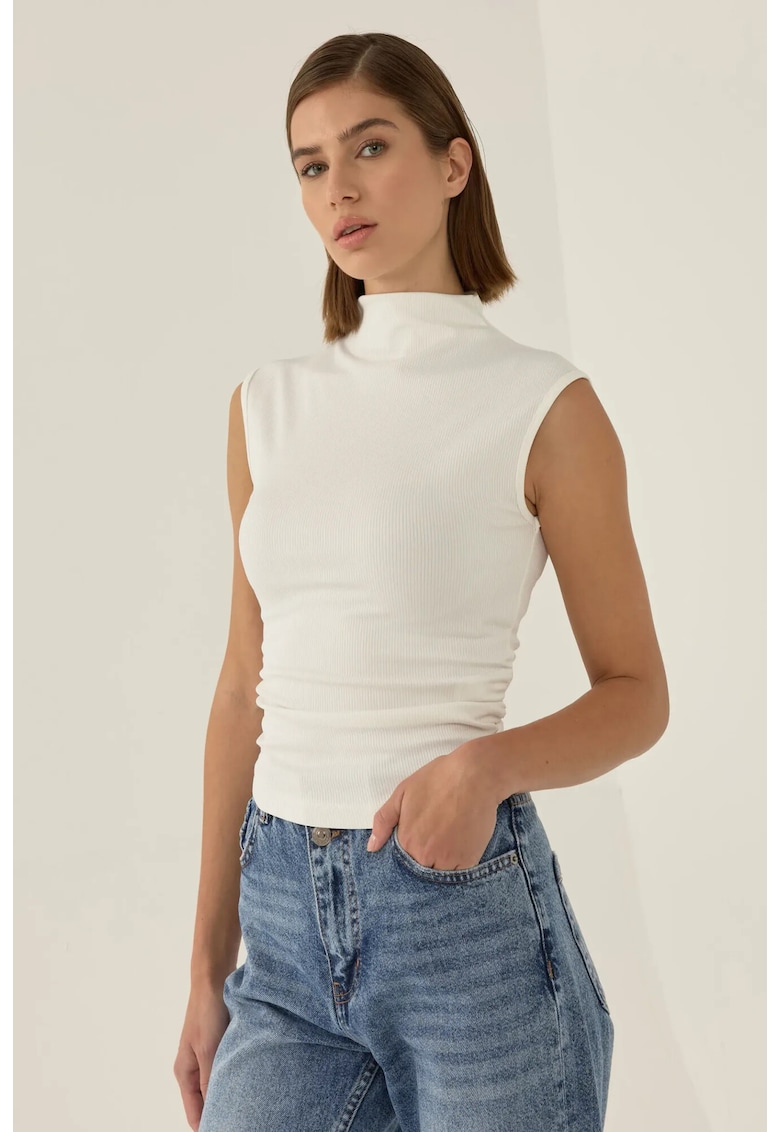 Top scurt - guler inalt - alb